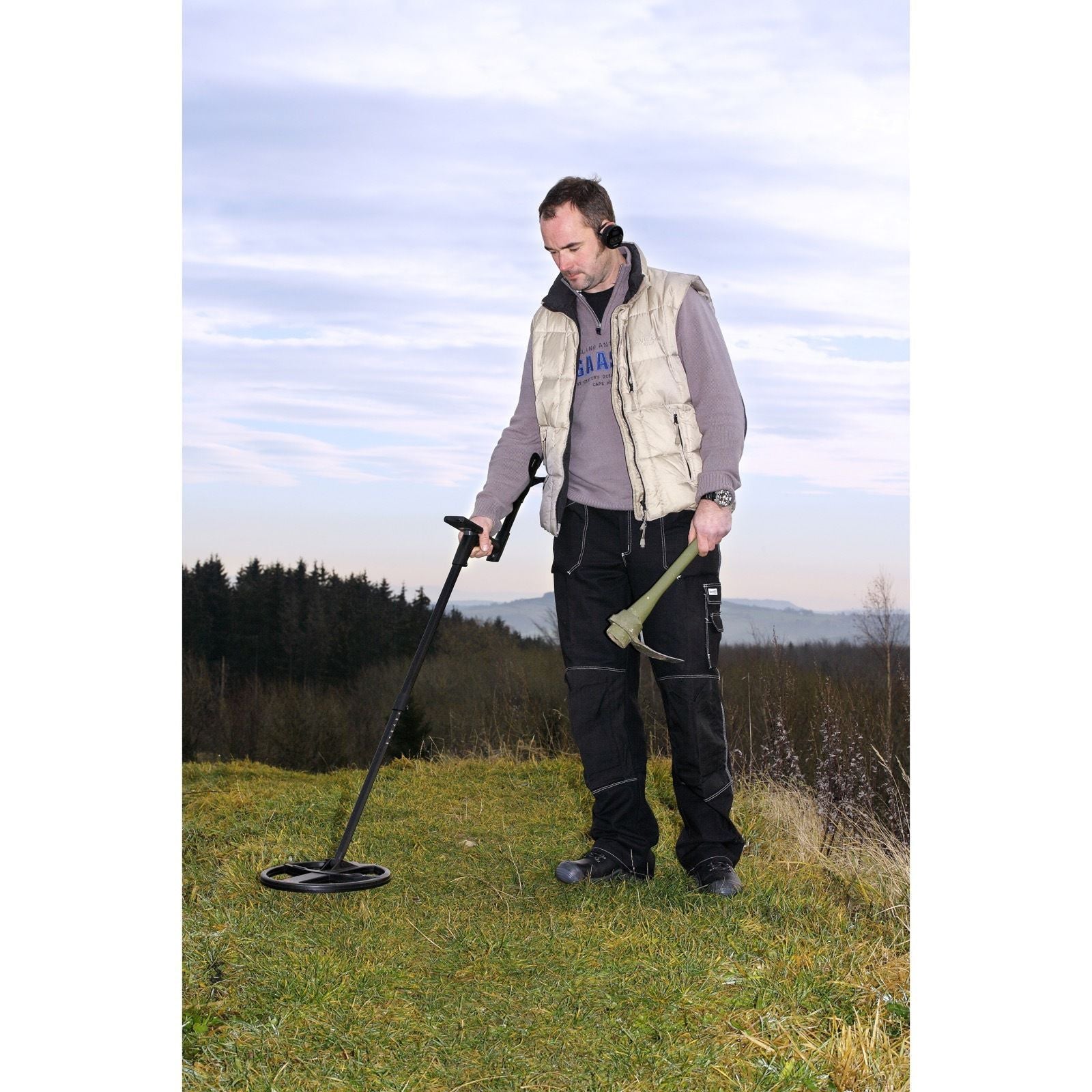 XP Deus Metal Detector with Full Sized Headphones, Remote and 9” X35 Search Coil (Open Box)