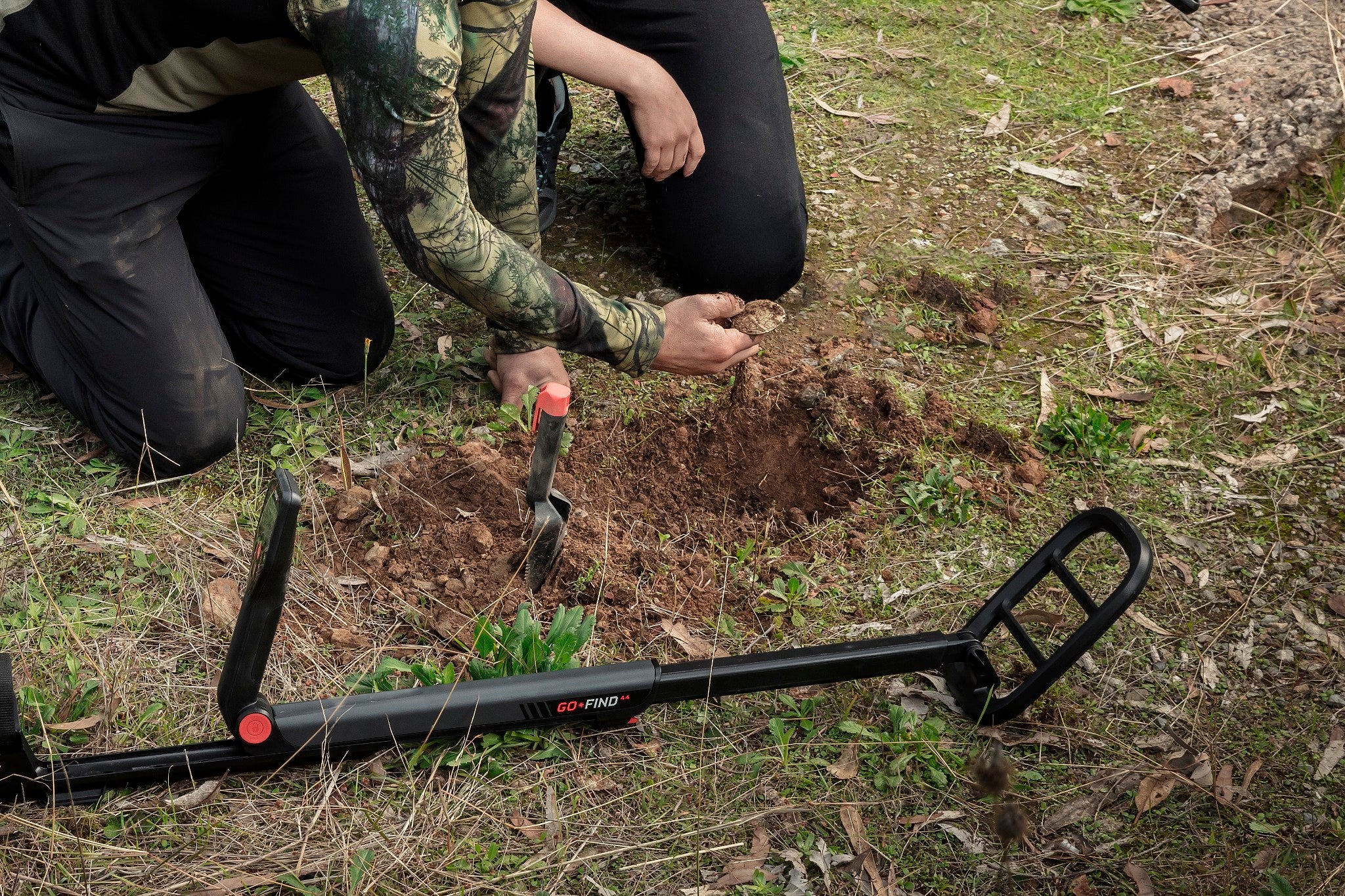 Minelab GO-FIND 44 Metal Detector with GO-FIND Black Carry Bag for Transport